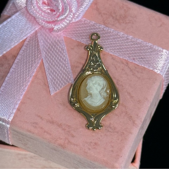 Jewelry - Vintage Dainty Gold Tone Cameo Pendant